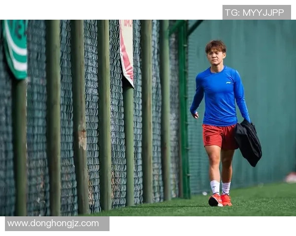 足球明星赛后享受冰水浴恢复体能展现运动员独特的训练与放松方式